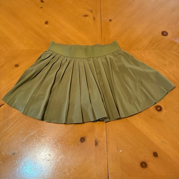 Aritzia TNA Pleated Tennis Skirt in Army Green Sz XS Performance Athletic - Picture 4 of 12